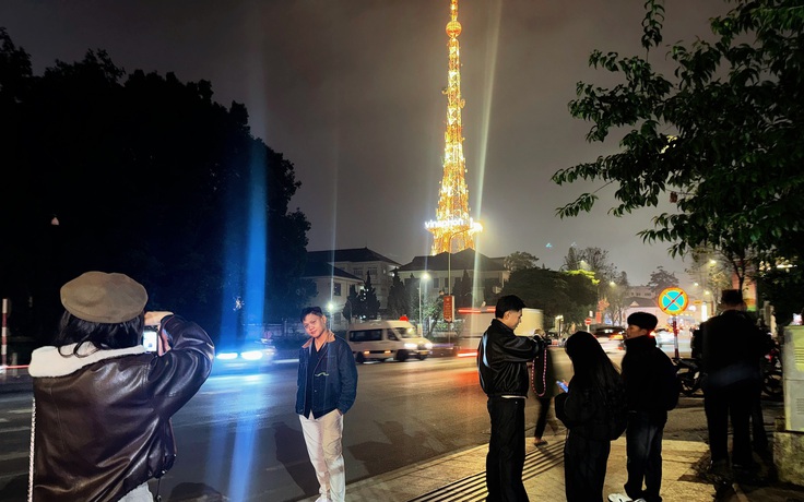 Bạn trẻ rủ nhau ‘săn’ ảnh ‘tháp Eiffel’ giữa lòng Đà Lạt