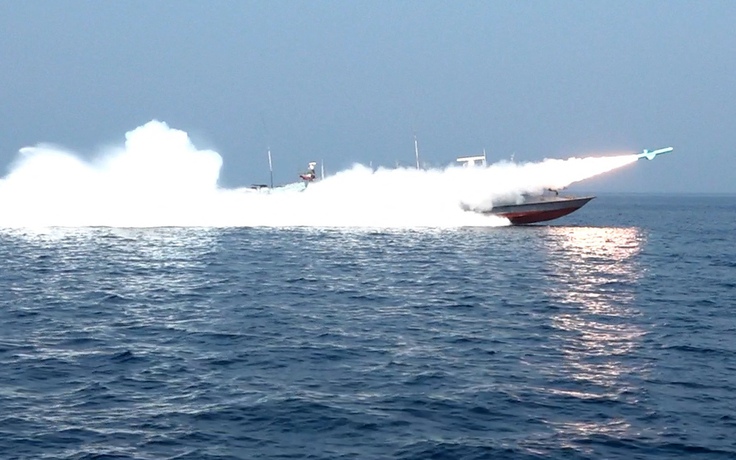 Rộ tin tàu Iran khai hỏa về phía tàu dầu tại eo biển Hormuz