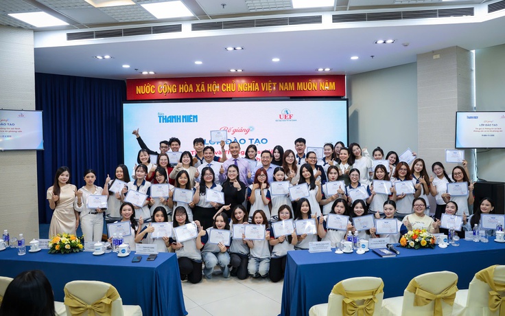 Sinh viên UEF gặp chính khách, nghệ sĩ khi học thực tế tại tòa soạn báo