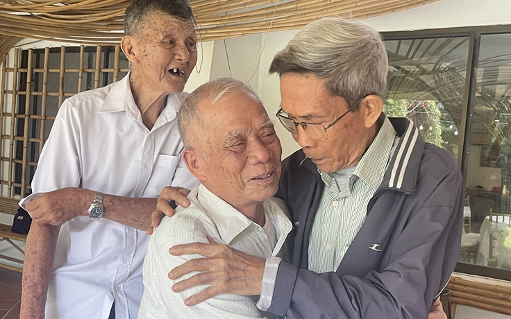 Cuộc gặp gỡ xúc động của những người bước ra từ 'địa ngục trần gian'