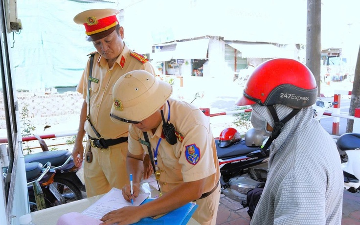 Những lỗi người điều khiển xe máy, ô tô hay mắc phải khi đứng gần đường tàu?