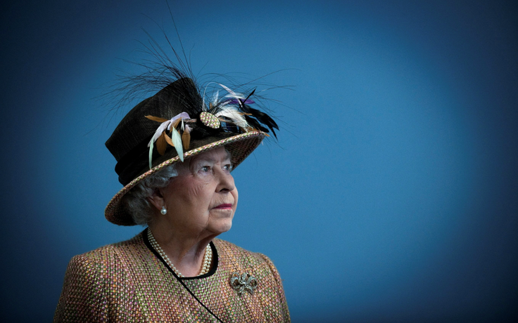 Ai viết tiểu sử Nữ hoàng Elizabeth II?