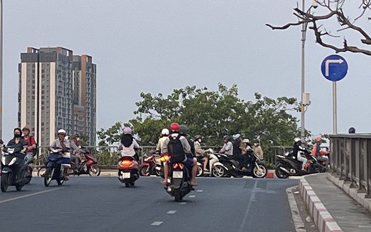 Cần tuân thủ biển báo khi lên cầu Chữ Y