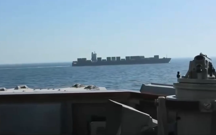 Mỹ nổ súng, bắt tàu hàng Iran