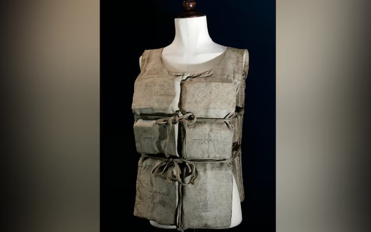 Áo phao của người sống sót trong thảm kịch Titanic được giá 23 tỉ đồng