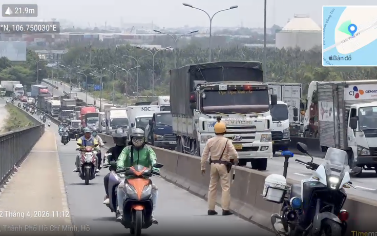 Cuộn thép đè cabin trạm thu phí cầu Phú Mỹ, vì sao ùn tắc dài 2 km?