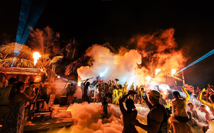 Biển Đà Nẵng hấp dẫn hơn với pool party Columbo