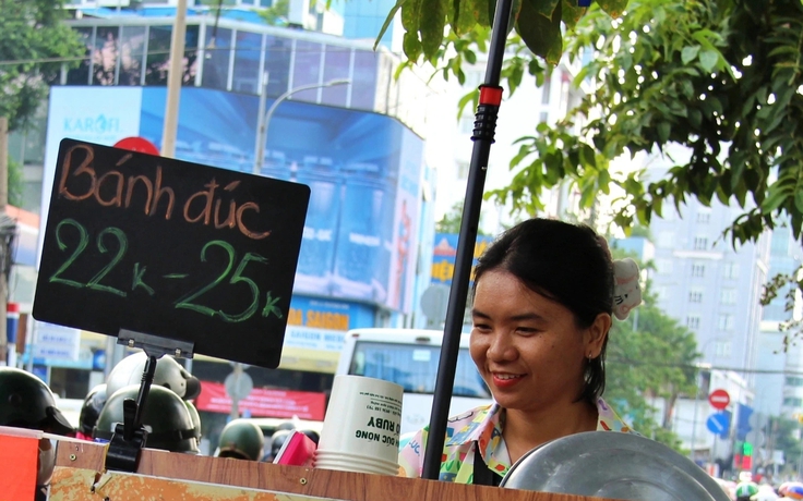 Bỏ việc văn phòng đi bán bánh đúc: Cô gái nhận 'mức lãi' không chỉ có tiền…