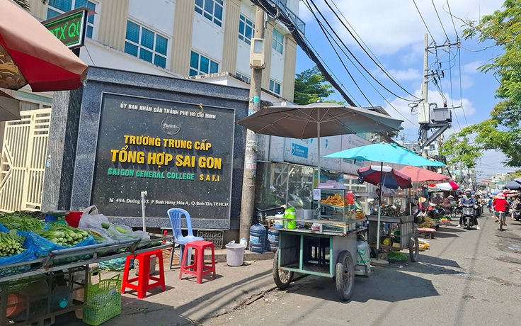 Mua bán tràn lan trước cổng trường