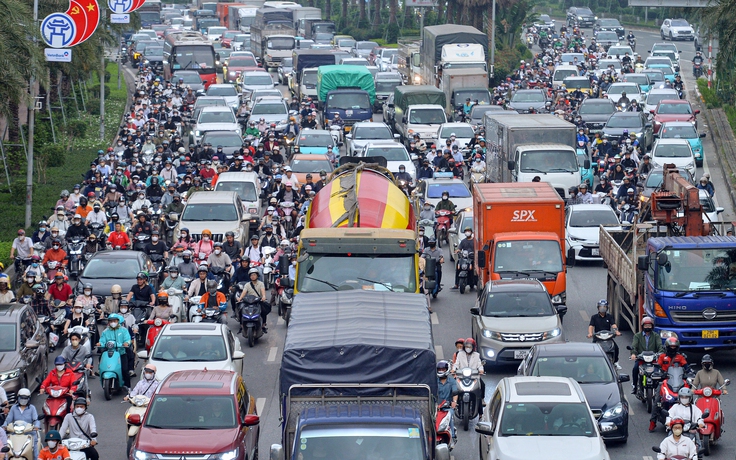 Đại lộ Thăng Long ùn tắc dài, người dân chật vật về nhà giờ tan tầm