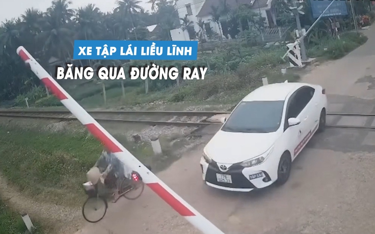 Xe tập lái bất chấp đèn đỏ vượt rào chắn, cố tình băng qua đường ray