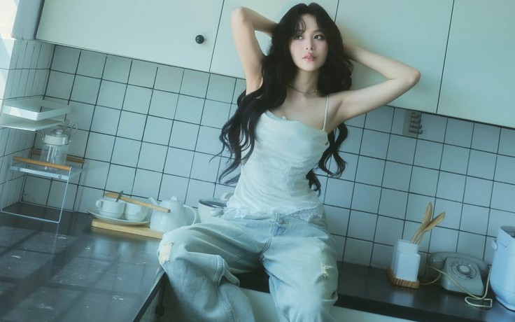 Bản phối áo hai dây cùng quần jeans giúp nàng tự tin khoe cá tính