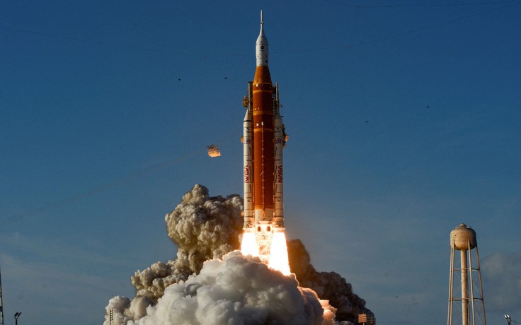 Gay cấn đường đua lên mặt trăng