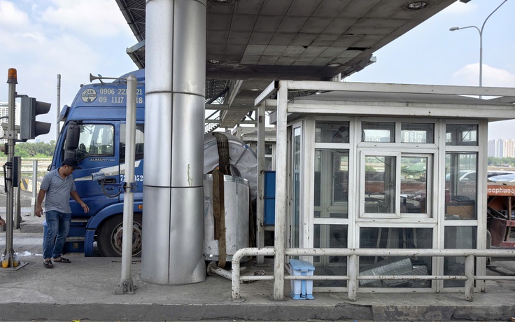 TP.HCM: Xe đầu kéo thắng gấp, cuộn thép văng vào trạm thu phí cầu Phú Mỹ