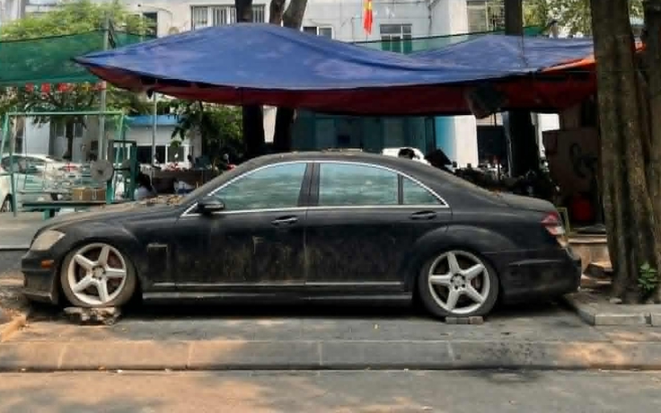 Mercedes S63 bị bỏ quên 10 năm trên vỉa hè Hà Nội