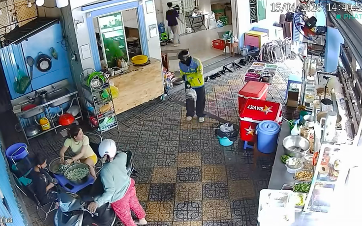 Shipper làm đổ hàng, chủ quán làm lại miễn phí: Cái kết khiến nhiều người xúc động