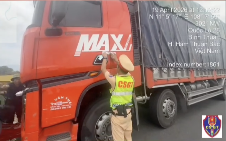 Xe tải chở quá khổ, không giấy tờ bị CSGT phạt 126 triệu trên cao tốc
