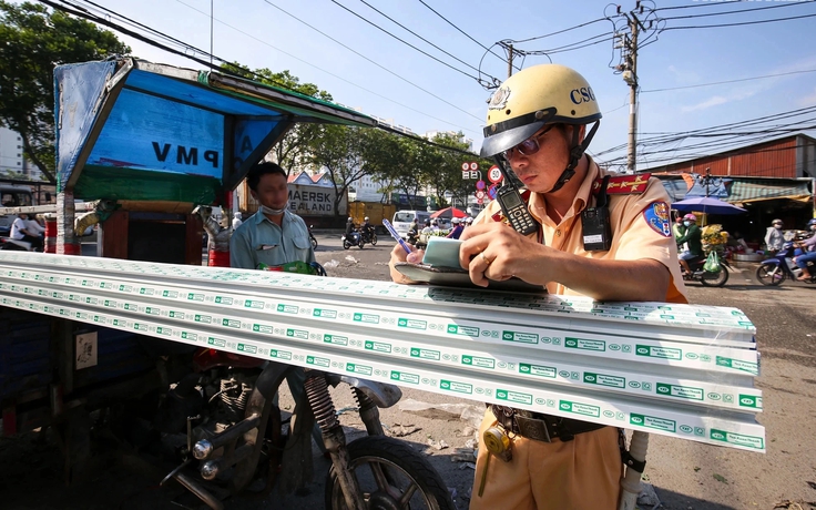 'Máy chém di động' từ xe ba gác chở hàng cồng kềnh khiến người TP.HCM lo sợ