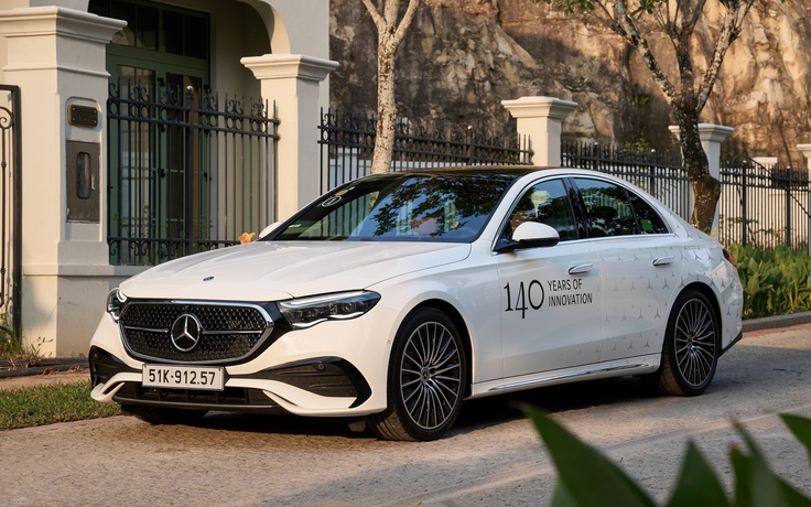 'Ôm' vô-lăng Mercedes E300 AMG vòng quay đảo Ngọc: Điều gì giá trị hơn chất sang?