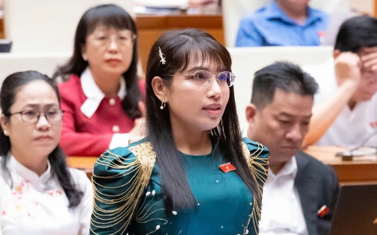 Đại biểu bàn việc người bán vé số bị tráo vé giả, ôm vé khi ế