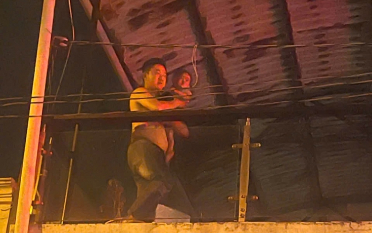 Đại úy băng qua đám cháy, cứu thoát em bé 13 tháng tuổi