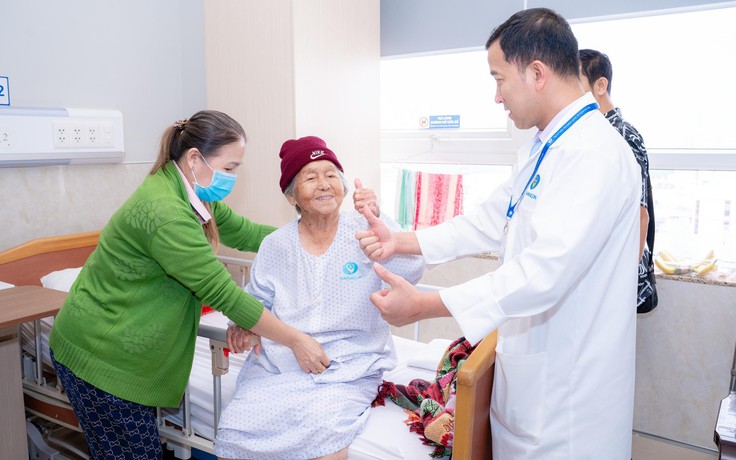 Hai lần đặt cược vào nền y học Việt Nam của cụ bà ngoại quốc gần trăm tuổi