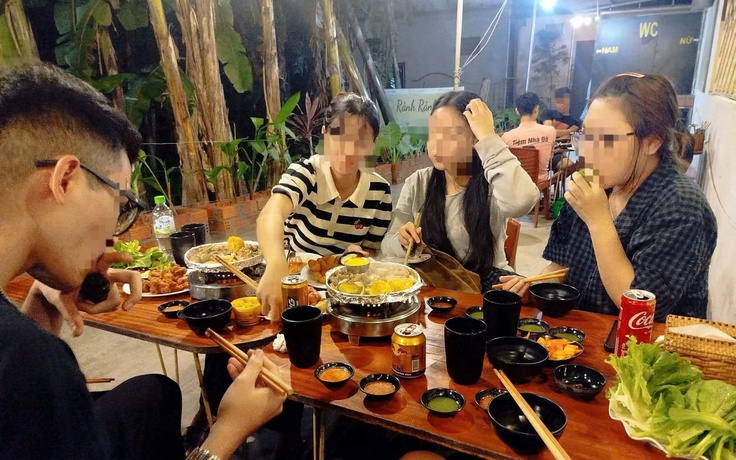 Khi thành phố chìm vào giấc ngủ, người trẻ mới bắt đầu đi ăn