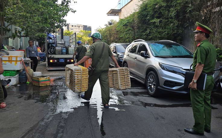 Người dân TP.HCM bức xúc vì mùi hôi từ điểm bán gia cầm, phường ra quân xử lý