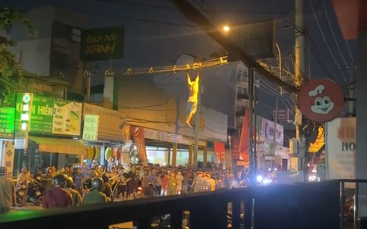 Khu phố náo loạn vì một người nghi 'ngáo đá' đập phá mái nhà