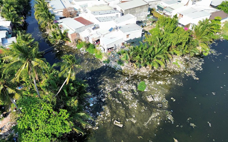 Dòng sông ngập rác giữa phố biển