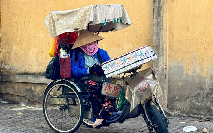 Cần lập quỹ an sinh cho người bán vé số dạo