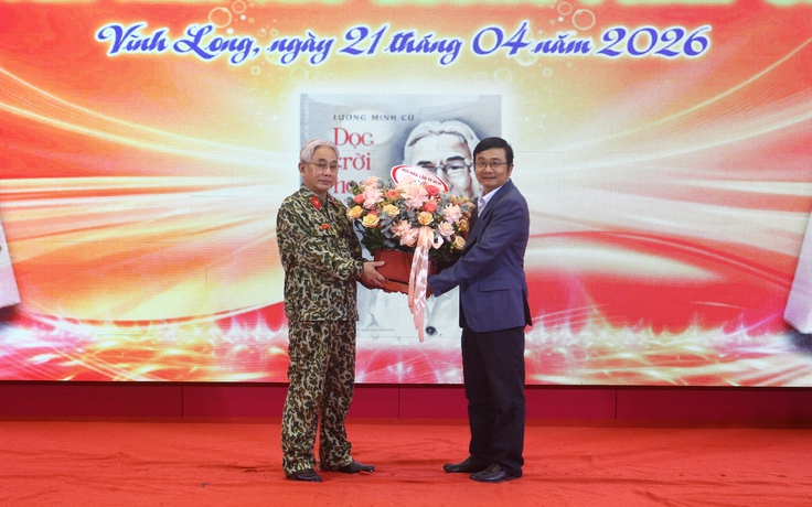 'Dọc trời hoa lửa': Tập thơ chắt lọc từ 55 năm sáng tác của PGS-TS Lương Minh Cừ