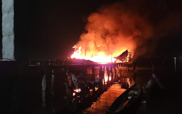 Xác định nguyên nhân tàu cá chứa 1.800 lít dầu bốc cháy ở Huế