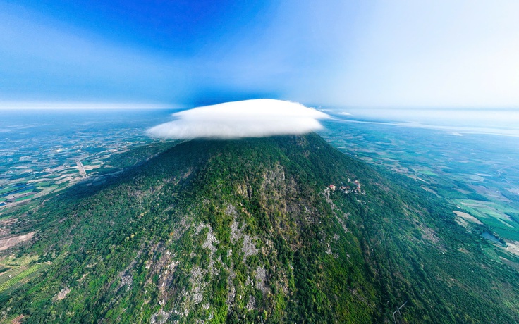Chàng trai săn được khoảnh khắc 'mây đĩa bay' ôm trọn đỉnh núi Bà Đen