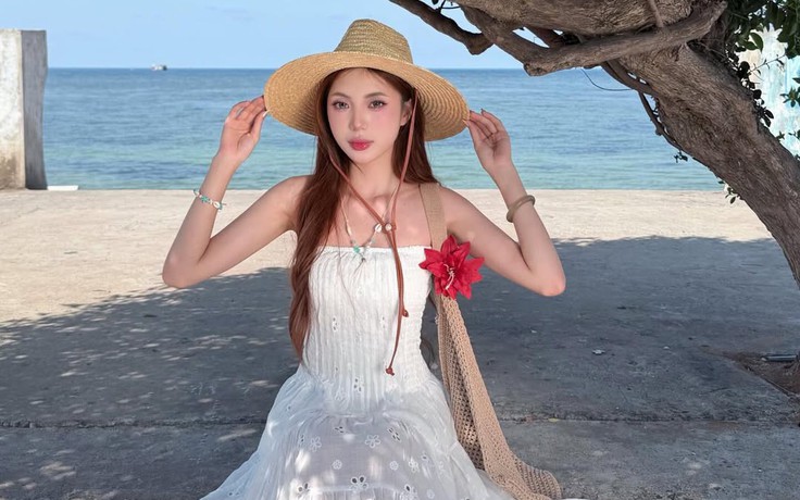 Thời trang đi biển với mũ cói cùng vòng cổ charm cho nàng điệu đà