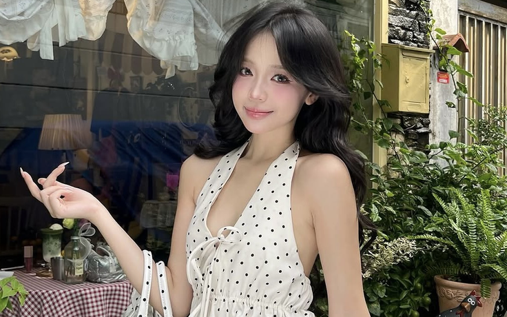 Áo chấm bi phối chân váy mang nét ngọt ngào xuống phố