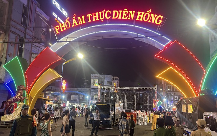 Phở 2 tô và loạt món ngon hút khách ở phố ẩm thực Diên Hồng