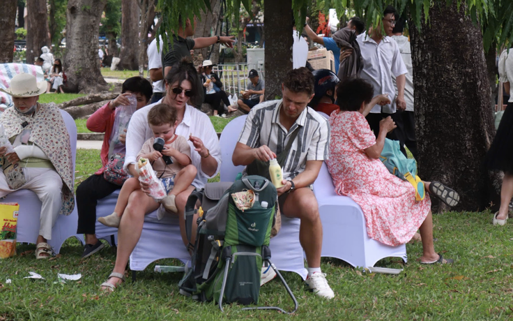 Lễ hội bánh mì ở trung tâm TP.HCM: Khách Tây ghé thưởng thức, nói điều bất ngờ