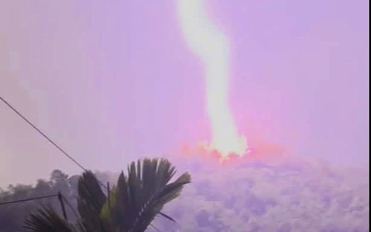 Thanh Hóa: Sét cực lớn đánh xuống đỉnh núi phía tây