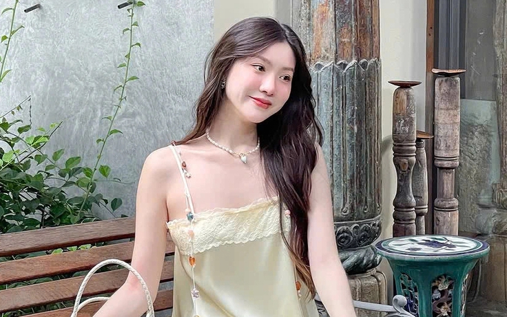 Diện áo hai dây satin vừa quyến rũ lại vừa sang chảnh