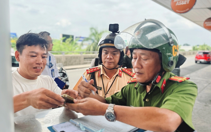Dừng xe sai ở sân bay Tân Sơn Nhất, nhiều tài xế bị phạt 700.000 đồng