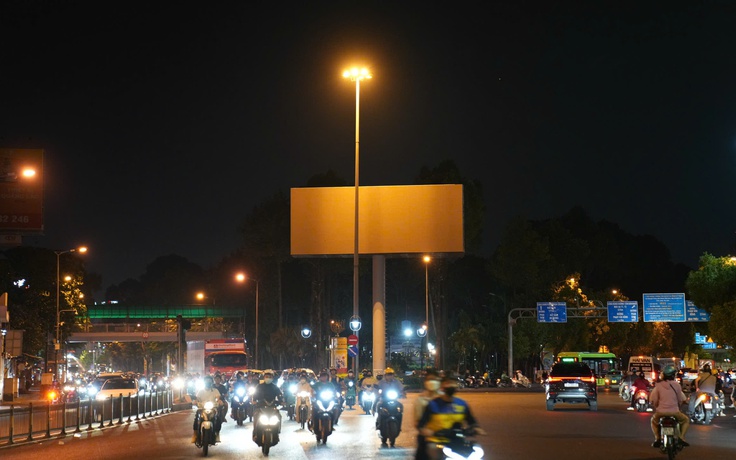 Vì sao TP.HCM sau 22 giờ, các biển quảng cáo 'rủ nhau' giảm sáng và... tắt điện?