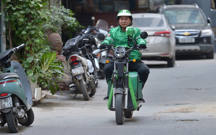 Hết 'gồng' nổi giá xăng, Grab thông báo tăng phụ phí