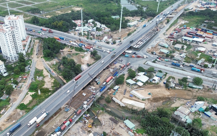 Nút giao 4 tầng ở cửa ngõ cảng Cát Lái đạt 75% tiến độ, còn 'kẹt' 6 hộ dân