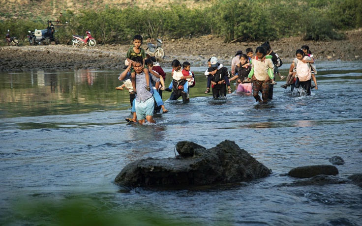 Cõng con qua sông đến trường