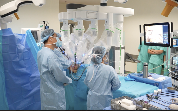 Mổ cắt khối u thận trái bằng robot da Vinci Xi, xuất viện chỉ sau 2 ngày