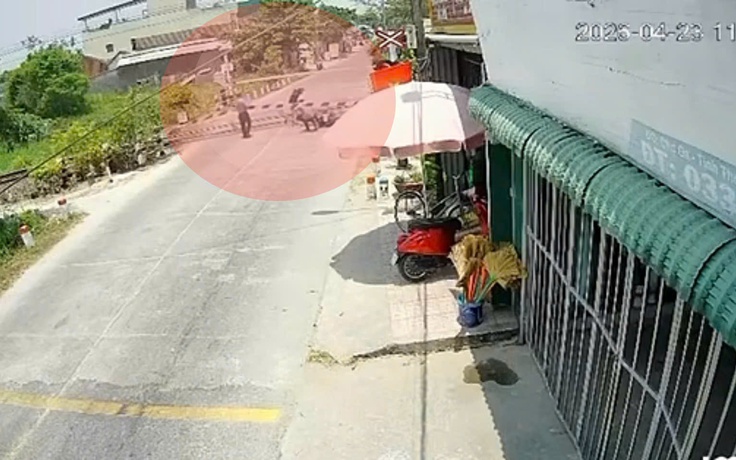 Liều lĩnh lái xe máy tông gãy gác chắn đường sắt khi tàu đang tới