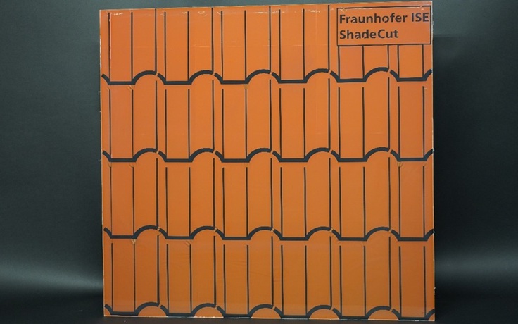 Lớp phủ đặc biệt biến pin mặt trời thành mái ngói đầy màu sắc