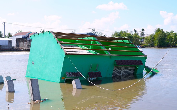 Sạt lở liên tiếp tại Cà Mau, đường sá và nhà cửa người dân nằm dưới sông