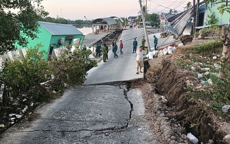 Sạt lở tại Cà Mau, 60 mét lộ nứt toác trượt xuống sông